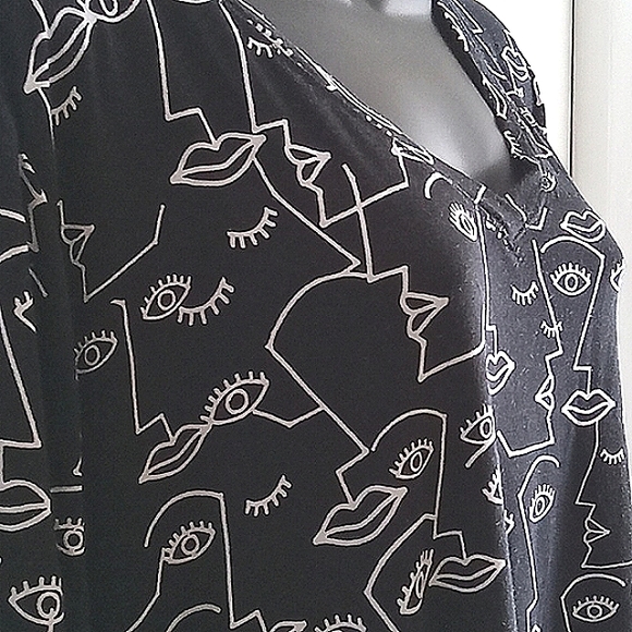 Tahari | Black and White Print High Lo Tunic Blouse - Picture 11 of 12